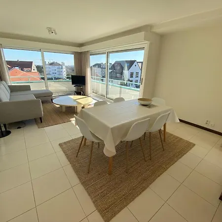 In Duinbergen Near The 크노케-하이스트